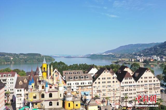 三峡库区高水位运行 沿江小镇现高峡平湖美景