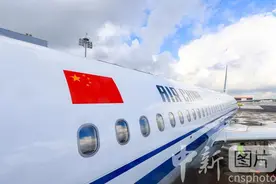 首架身披国旗的C919飞抵北京图片