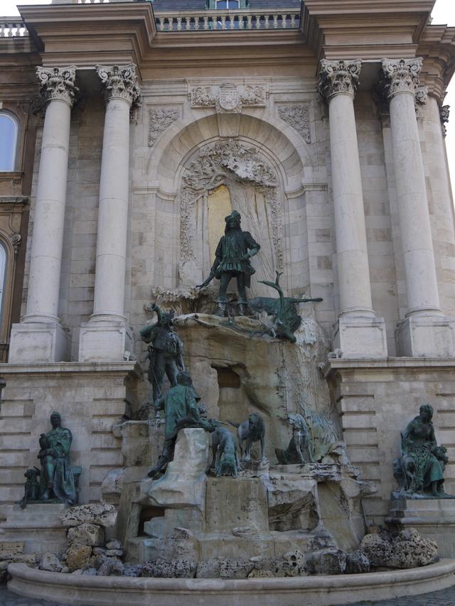 多瑙河畔，在布达静听城市的岁月回声