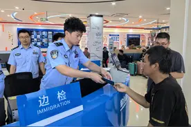 舟山口岸签发全国首张远洋渔船外籍船员临时入境许可图片