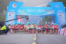 2024宁海马拉松鸣枪开跑图片
