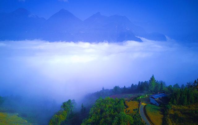 巴东：雾漫石喊山，深秋美如画