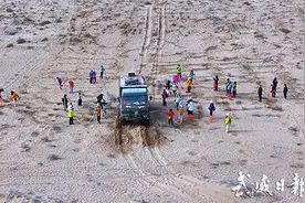 全国各地志愿者积极投身“请到民勤种棵树”活动图片
