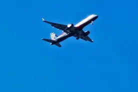天空湛蓝，抓拍空中的飞机图片