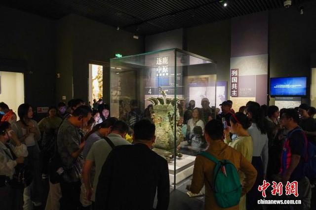 双节首日河南博物院迎来参观热潮