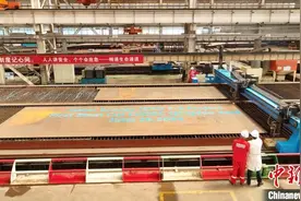 中国承建的最复杂国际海上油气工程项目在山东青岛开工建造图片