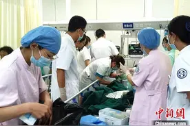 孕妇车上产子命悬一线 医护紧急施救使其转危为安图片