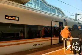 1月5日下午，首趟黄山北到香港西九龙高铁发车图片