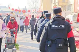 【网络中国节·春节】民警“赶大集” 守护“烟火气”图片