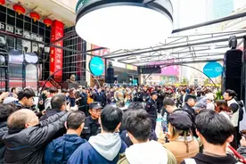世俱杯奖杯亮相中国 海信携手FIFA点亮山城图片