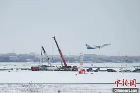 达美航空将向多伦多失事客机乘客提供赔偿 机场移除飞机残骸图片