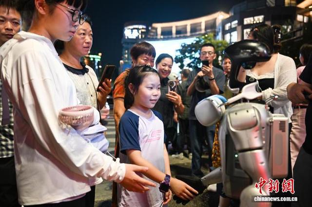 浙江杭州：机器人“逛街”吸引民众