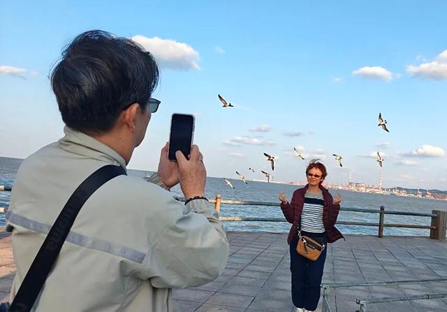 新加坡百人康养旅行团来了！盛赞威海“推窗看到海，开门就入园”