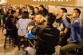 防空洞里吃火锅的消费启示 | 人民评说图片