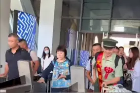 小伙光荣退伍全家接站，见面一个帅气敬礼，笑着笑着突然就绷不住了…图片