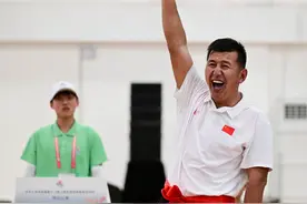 “背对背”角逐后，他们又面对面拥抱图片