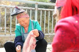 新田：冬至时节 瑶山传统腊肉制作忙图片