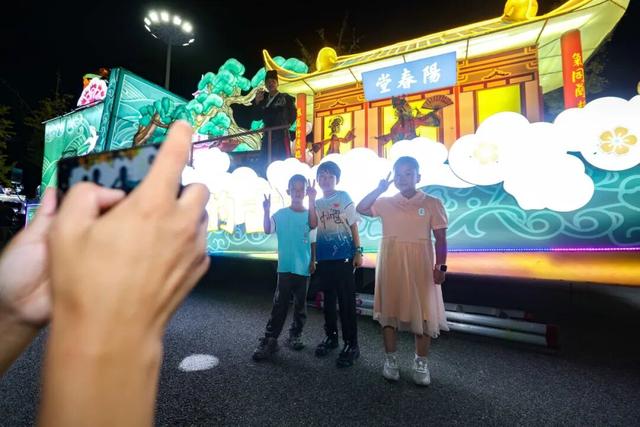 25辆花车点亮茸城夜！“泗泾有戏号”盲盒设计太惊艳，“秋季寻根十八游”+百万消费券等你来