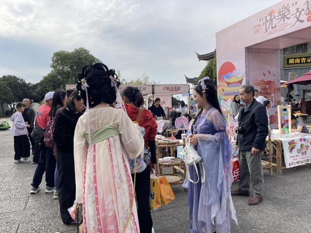 《岳阳楼记》979周年限定浪漫：把千年诗意打包回家！岳阳日报