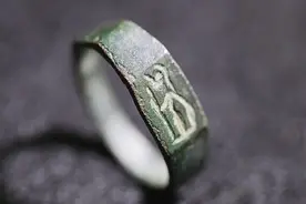 外媒：以色列13岁男孩“捡到宝”，散步时发现一枚约有1800年历史的戒指图片