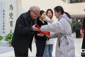 省内书画家捐赠作品 支持郑州工商学院图书馆文化建设图片