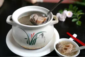 周末美食DIY丨秋天要吃鸭，莲藕鸭肉汤来“应景”图片