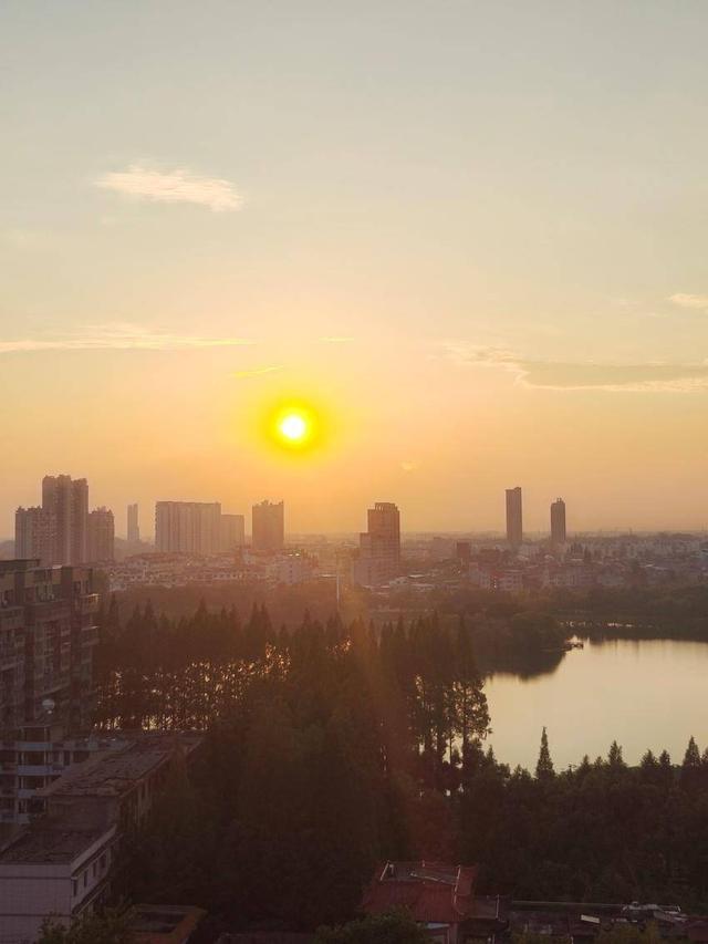立秋的天门，天空分外美丽