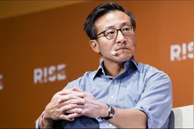 阿里董事长蔡崇信：中国 AI 技术可能落后美国OpenAI两年｜钛媒体AGI图片