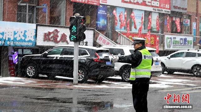 金黄满地变身银装素裹 边城呼玛迎今秋首雪