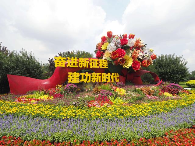 纪念抗战胜利80周年主题花坛亮相北京
