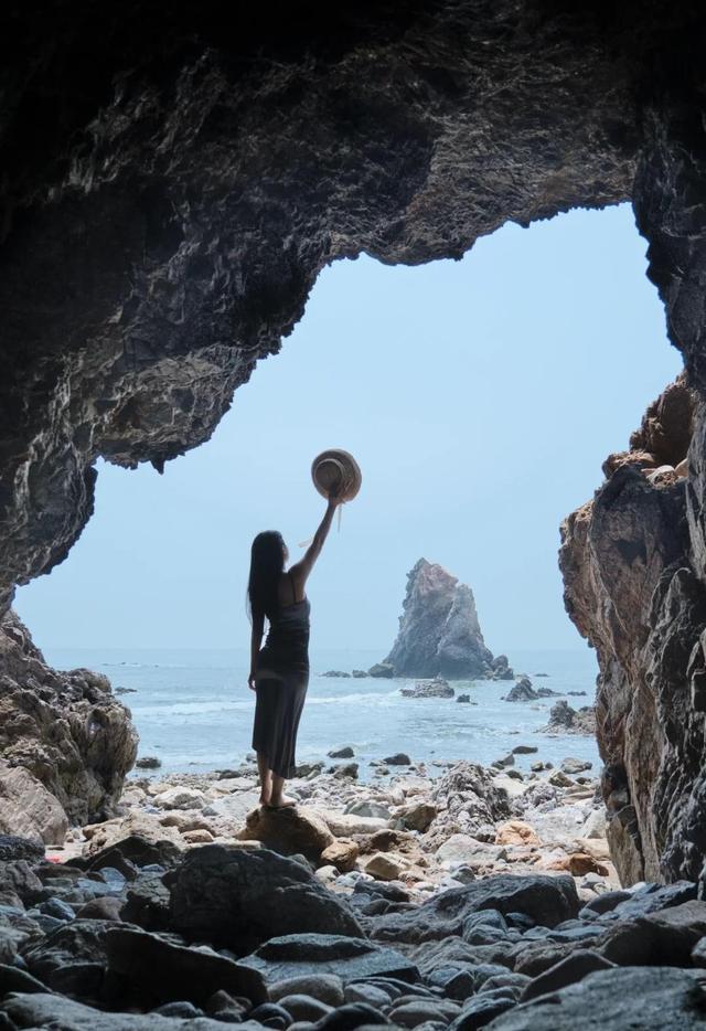 青岛海边一网红山洞垮塌，游客：扑了个空，大家不要贸然前往了