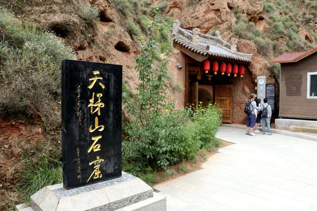 组图丨天梯山石窟独特魅力引游人驻足