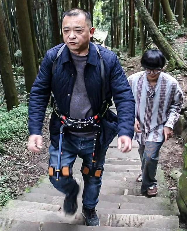 峨眉山景区上线外骨骼机器人
