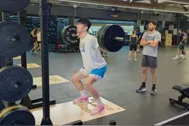 余嘉豪：满地的六便士，但我也想抬头看看月亮图片