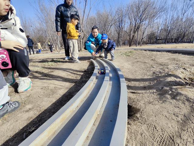 温榆河公园四驱车赛道火了！冬日打卡“童年回忆”