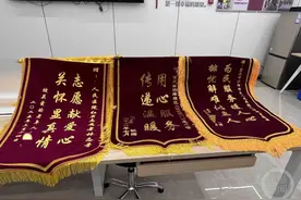 银发志愿者在行动：医院里的“红马甲”阿姨团解忧又暖心图片