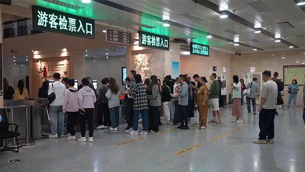 网络中国节·中秋丨当国庆红遇上中秋月：五台山景区双节喜迎八方客
