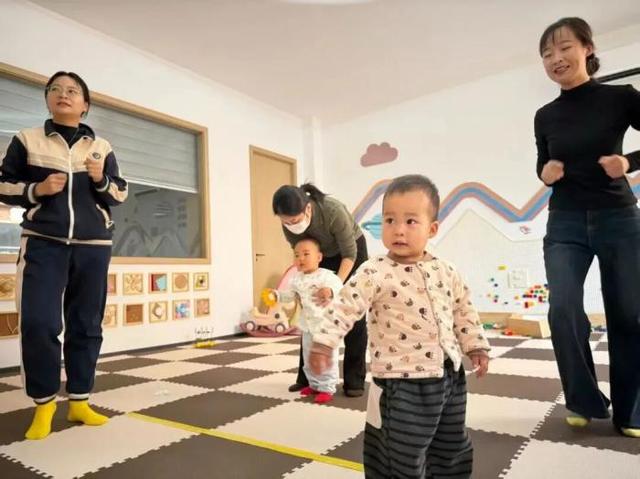 彩泥捏趣+吹管挑战——博兴县博昌街道亲子体验课点亮社区育儿生活