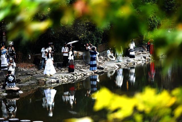 雷山西江苗寨初冬景色怡人吸引游客错峰出游