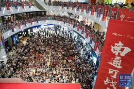 江苏南通：“第二现场”观赛区 城市“全域”看“苏超”图片