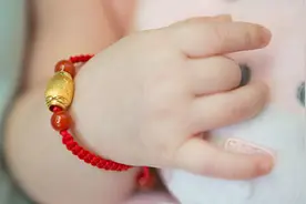 为给外孙送满月礼，外婆竟从金店偷走金手镯图片