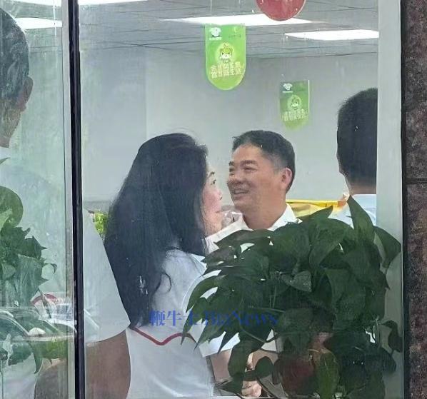 刘强东现身老家宿迁：和蔼可亲，或加入苏超应援队列
