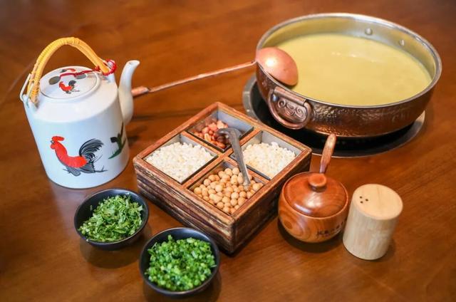 广西这座高铁站内，为啥众多旅客手拿树枝?