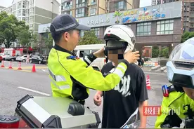 粗心考生跑错考点，武汉蔡甸交警紧急护送及时抵达图片