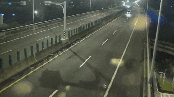 知名女星司机被曝在高速路上倒车 跟车粉丝竟还效仿？警方已介入调查！