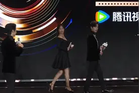 张若昀 马思纯 唐嫣携《人之初》亮相上海电视节视频封面