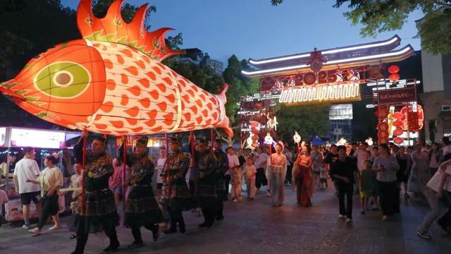 巫溪烤鱼文化节启幕 非遗巡游点亮古城“夜经济”