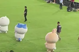 Chiikawa与J联赛联名：推出20支球队的联名徽章，赠送给10万球迷图片