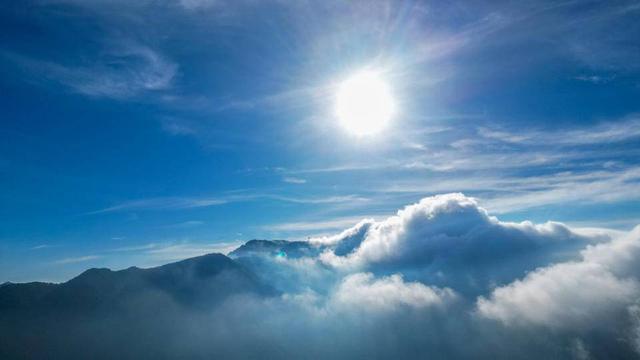 泰山绝景：云海翻腾，光柱倾泻！这一刻，我信了人间有仙境！