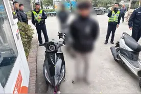 俩小伙不仅长得一模一样，还做了同一件事被民警抓获……图片
